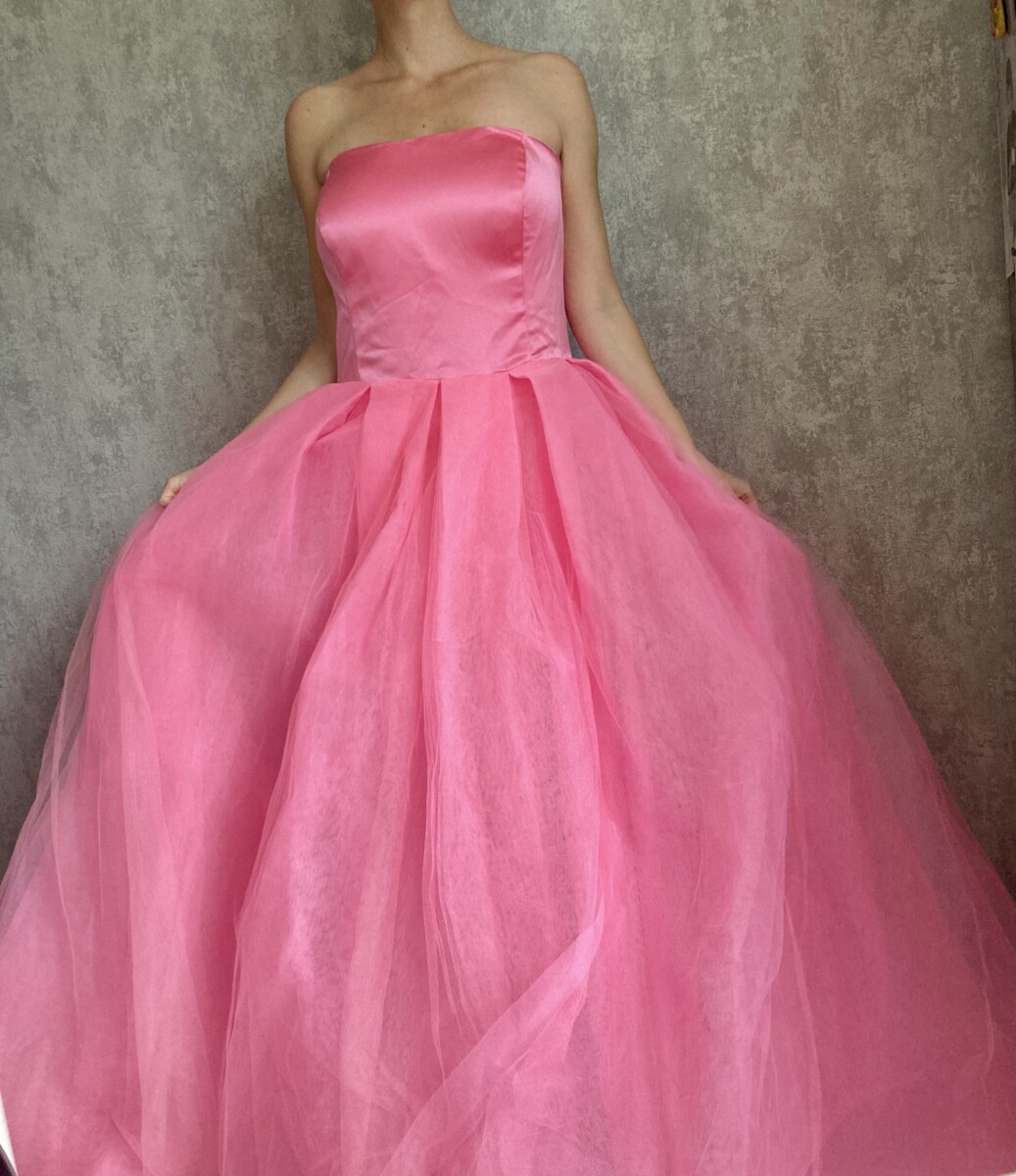 Růžové plesové šaty